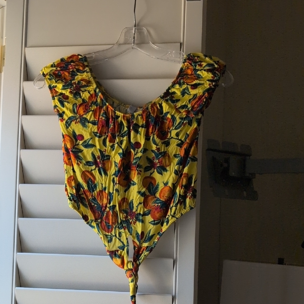 Yellow Crop Top, Oranges. Off The Shoulder Tie Front. Elastic For Optimal Fit.
